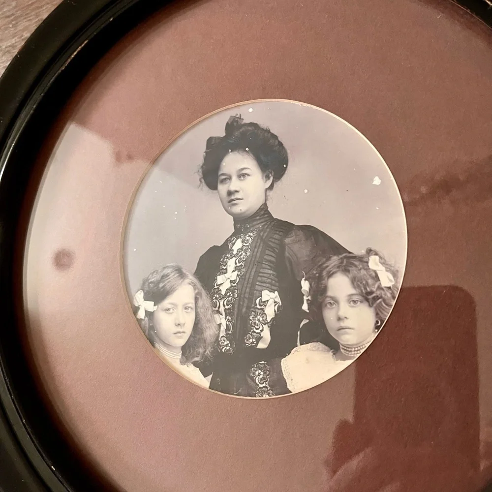 Vintage Wooden Elegant Black Round Photo Frame